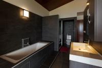 images/Photos-equipement/salle-de-bain-luxe-villa-nosybe.jpg